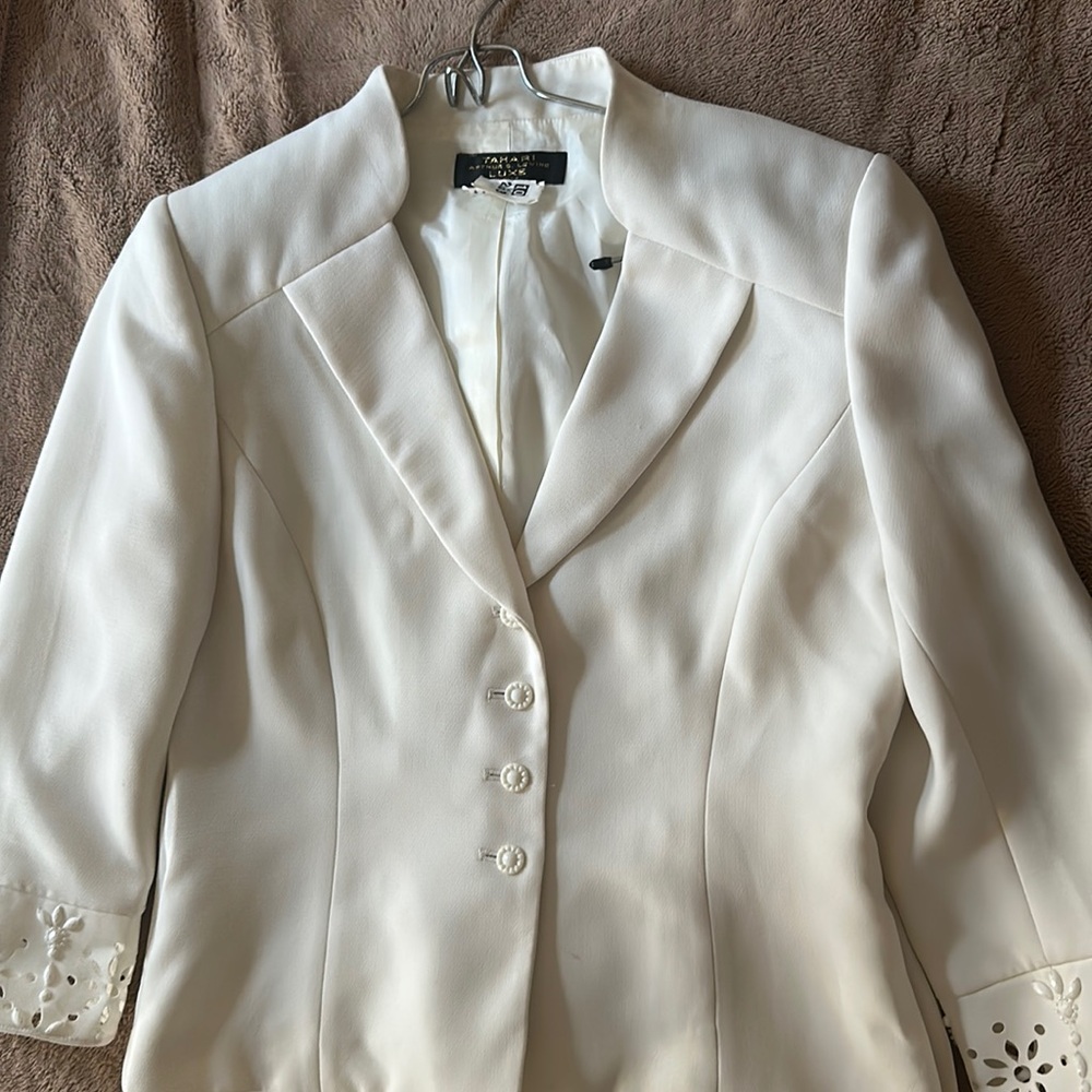 TAHARI. SIZE 6P. Off white skirt suit set.